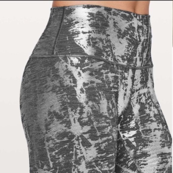 Lululemon black silver foil wunder under 28" - Picture 2 of 5